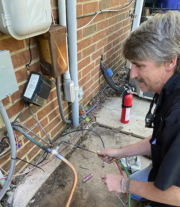 SBC tech working outside of residential home in Shreveport LA.